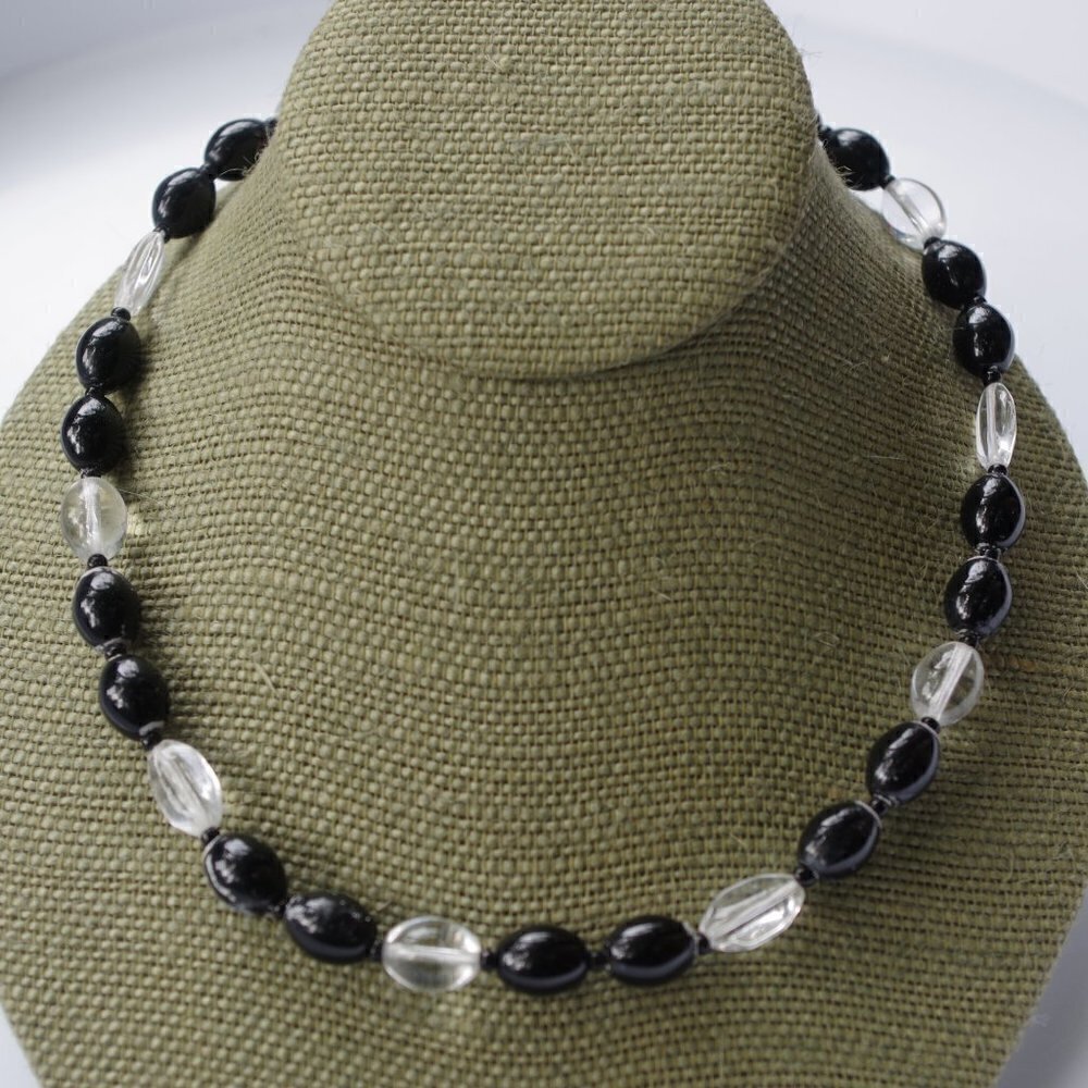 Women`s silver tone clear and black necklace. 17